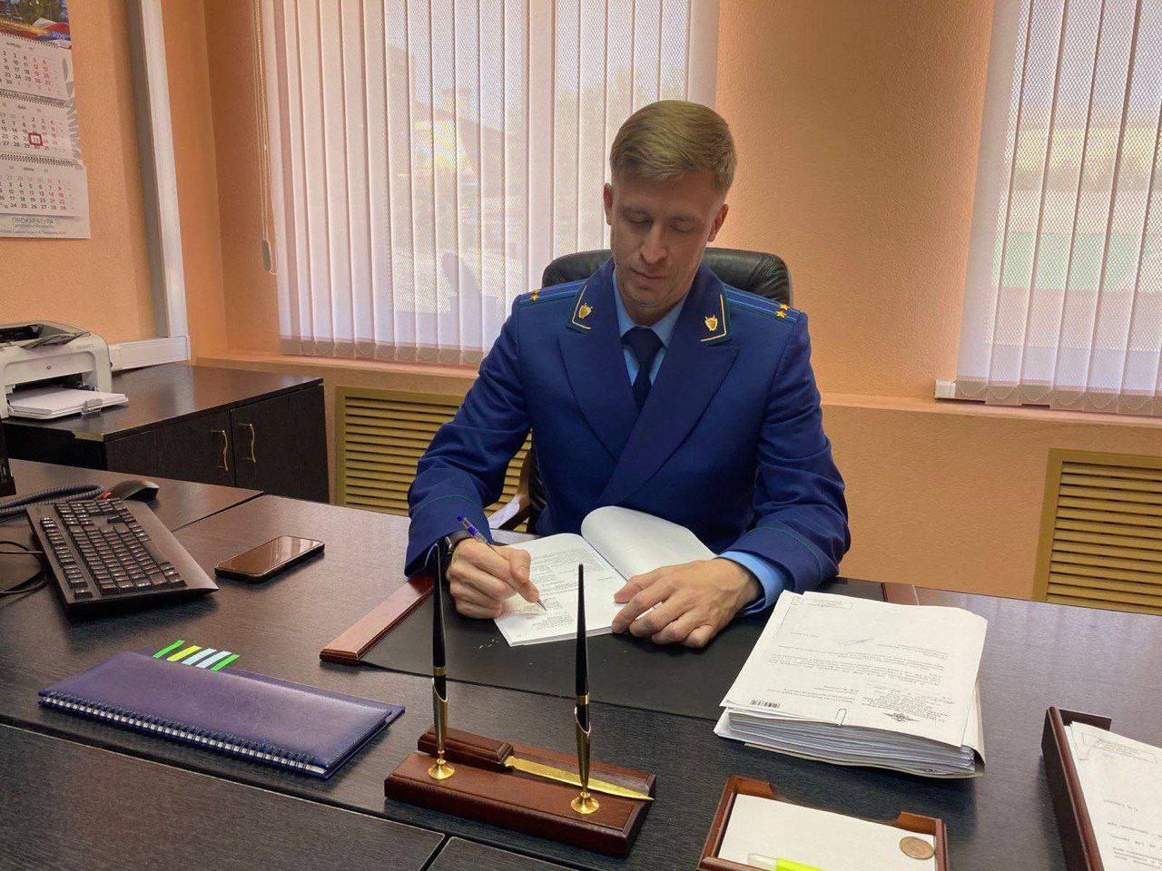 В Саратовской области прокуратура направила в суд уголовное дело о мошенничестве при получении выплат на сумму более 1 млн рублей  Вольская межрайонная прокуратура Саратовской области утвердила обвинительное заключение по уголовному делу в отношении 40 летней жительницы региона        Она обвиняется по ч 4 ст 159 2 УК РФ мошенничество при получении выплат По версии следствия в мае 2018 года женщина обратилась в отдел ЗАГС для получения свидетельства о рождении ребенка которого в действительности не имела Полученный документ она представила в уполномоченные органы в целях оказания ей как имеющей детей предусмотренных законодательством мер государственной поддержки В результате указанных действий обвиняемой из федерального бюджета до сентября 2025 года незаконно выплачивались денежные средства сумма которых превысила 1 1 млн рублей На имущество обвиняемой наложен арест  Уголовное дело направлено в Вольский районный суд Саратовской области для рассмотрения по существу Одновременно прокуратура обратилась в суд с иском о возмещении причиненного ущерба