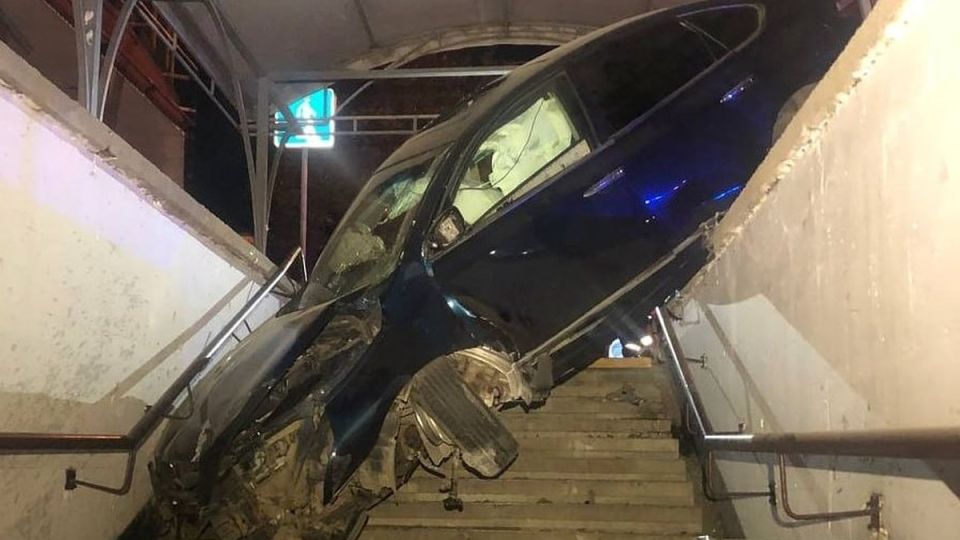 Водитель Nissan съехал в подземный переход в Симферополе Минувшей ночью в Симферополе произошло ДТП с участием автомобиля Nissan Водитель авто съехал с дороги и оказался в подземном переходе сообщили в пресс службе МЧС Республики Крым В результате аварии водитель оказался зажат в салоне автомобиля и не мог выбраться самостоятельно Спасатели прибывшие на место происшествия используя специальное оборудование и систему стабилизации освободили водителя Ими также была оказана первая помощь после чего пострадавшего передали медицинским работникам Подробнее