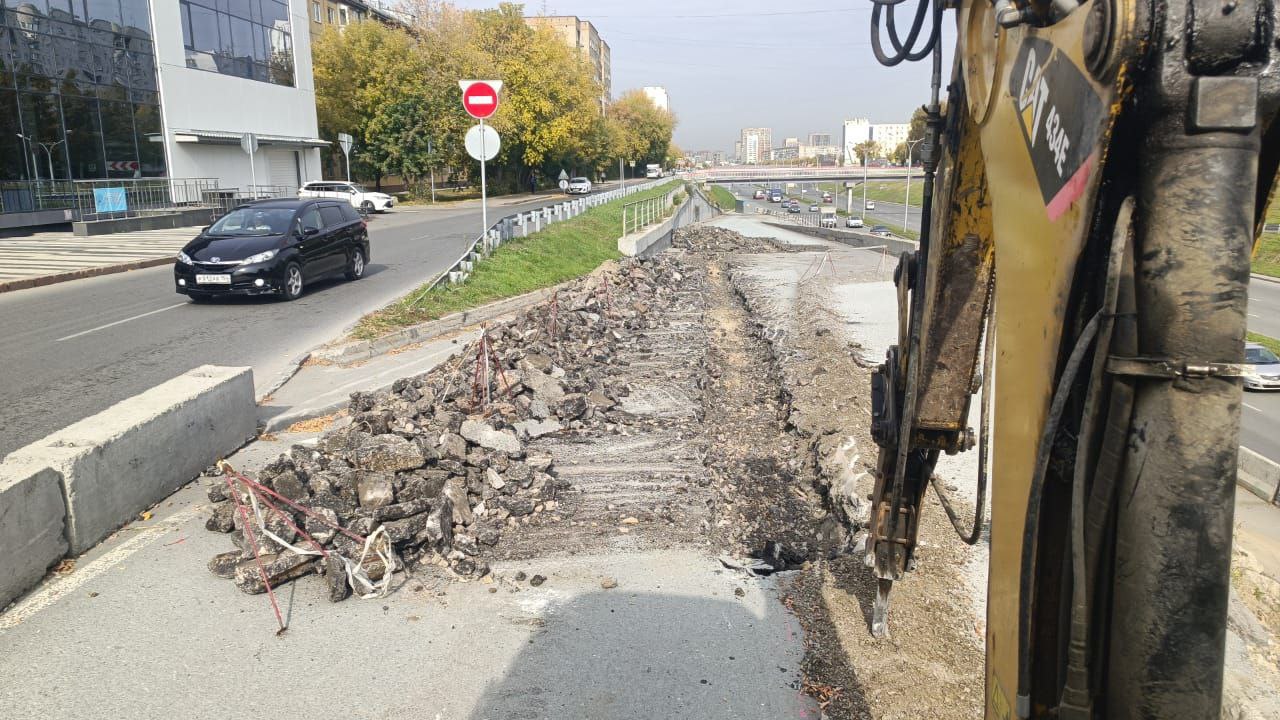 В Новосибирске начался ремонт подпорной стены на Ипподромской магистрали после обрушения Подрядчик ООО Гринлайн приступил к первому этапу работ по укреплению нестабильного грунта и устройству временного водоотвода На ремонт выделено 27 4 млн рублей работы должны завершить до 10 ноября 2025 года В ближайшее время планируют продолжить восстановление капитальной конструкции стены Ремонт проводят поэтапно чтобы обеспечить безопасность движения и предотвратить дальнейшие разрушения сообщили в пресс службе мэрии Фото Мэрия Новосибирска Om1 nsk
