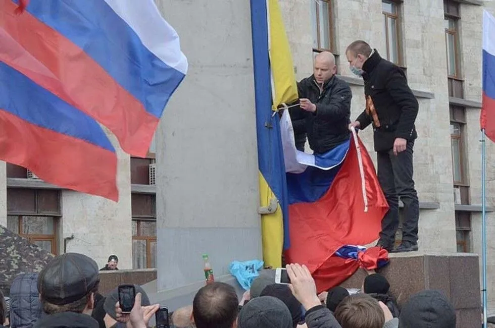 Вечерний Хабаровск from Охранитель 7 апреля 2014 года была провозглашена Донецкая Народная Республика Накануне протестующие захватили здание Донецкого облсовета и ряд других админзданий Собравшимися в зале заседаний Донецкого облсовета активистами были приняты Декларация о суверенитете ДНР и Акт о провозглашении государственной самостоятельности Донецкой Народной Республики Верховный совет Республики принял также решение о проведении референдума о самоопределении ДНР в срок не позднее 11 мая 2014 года Верховный совет обратился к президенту РФ Владимиру Путину с призывом ввести на территорию ДНР миротворческие подробнее на канале Вечерний Хабаровск