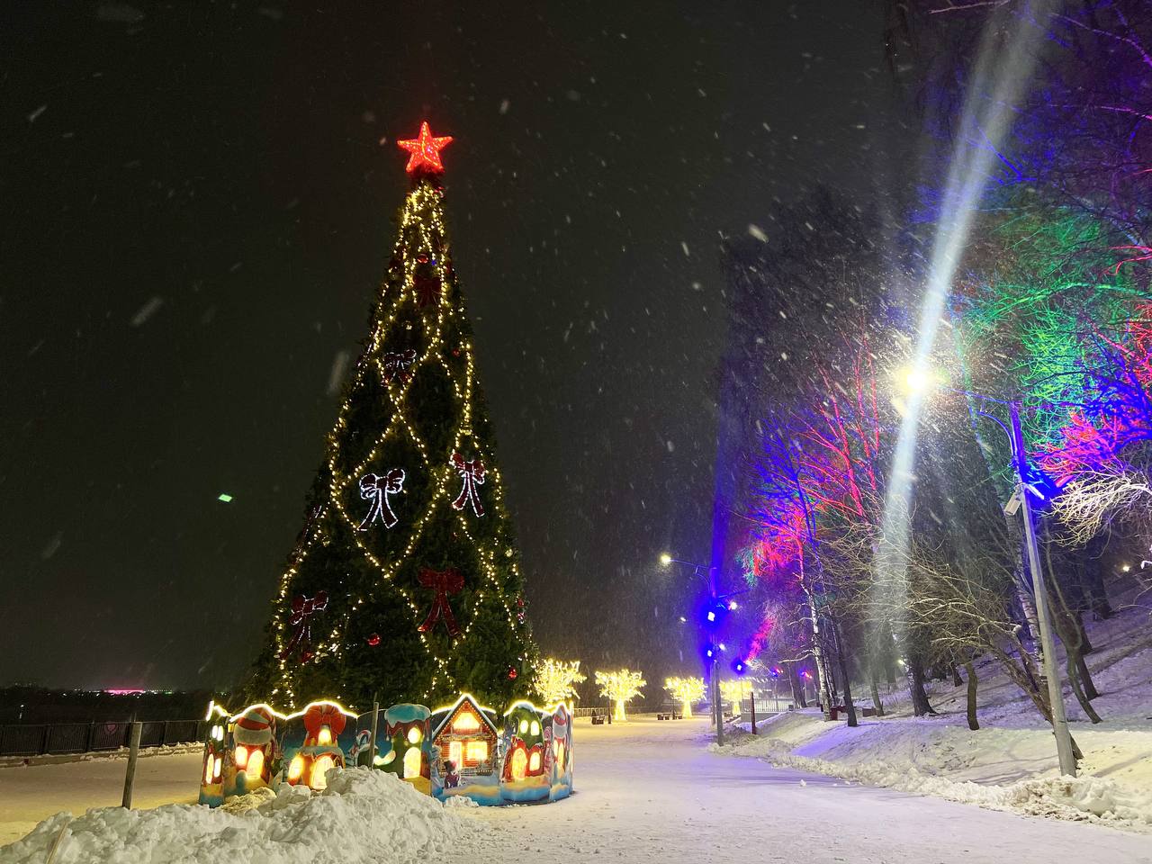 В Вологодской области опубликовали график продажи алкоголя в новогодние праздники 30 и 31 декабря алкоголь будут продавать с 12 до 14 часов С 1 по 6 января включительно 8 10 и 11 января 2026 года с 8 до 23 часов 7 января в Рождество и 9 января с 12 до 14 часов пишет информагентство Вологда Регион со ссылкой на региональное минэкономразвития Общепит будет работать по своему графику Ограничения на продажу спиртного действуют в Вологодской области с 1 марта по инициативе губернатора Георгия Филимонова