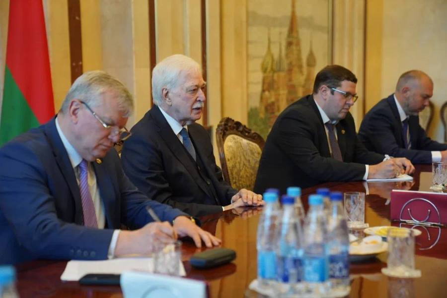 Губернатор Кузбасса Илья Середюк встретился с Чрезвычайным и Полномочным Послом Российской Федерации в Республике Беларусь Борисом Грызловым На встрече обсудили кризис в угольной отрасли и вопросы расширения экономического сотрудничества с соседним государством. Наиболее перспективными направлениями для взаимодействия являются сферы промышленности, сельского хозяйства, образования, культуры и туризма. «У белорусских машиностроителей есть преимущества перед конкурентами из других стран в части обслуживания техники и гарантийных обязательств, что позволяет нам обеспечить безостановочную работу кузбасских предприятий. Мы видим долгосрочную перспективу такого сотрудничества, поэтому укрепляем деловые связи с соседним государством, и в этой работе нам важна поддержка Посольства Российской Федерации в Республике Беларусь», — подчеркнул губернатор Илья Середюк.