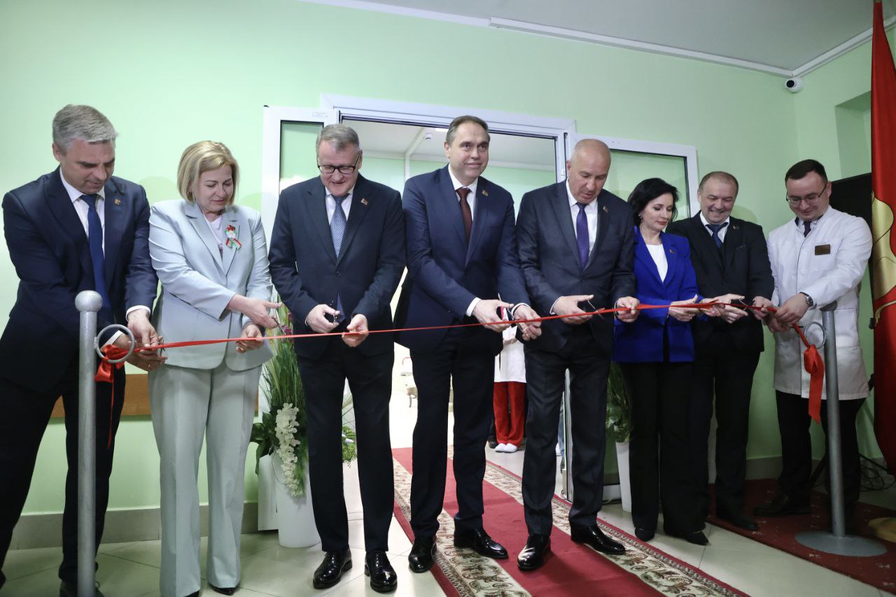 Новый ангиографический кабинет открыли в Лидской ЦРБ Гродненская обл В Лидской центральной районной больнице состоялось открытие нового ангиографического комплекса – высокотехнологичного оборудования, которое открывает принципиально новые возможности для диагностики и лечения заболеваний сердца и сосудов. Участие в торжественной церемонии открытия приняли заместитель Премьер-министра Беларуси Владимир Караник, председатель Гродненского облисполкома Юрий Караев, помощник Президента - инспектор по Гродненской области Константин Бурак, заместитель министра здравоохранения Беларуси Борис Андросюк, председатель областного Совета депутатов Елена Пасюта, председатель Лидского райисполкома Александр Версоцкий, начальник главного управления здравоохранения облисполкома Людмила Кеда и главный врач Лидской ЦРБ Иван Загоровский. Право снять пленку с ангиографа предоставлено вице-премьеру и губернатору! продолжение Пресс-службы Гродненского облисполкома, БЕЛТА, СБ Беларусь сегодня и медработников.
