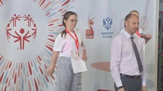 Юная пловчиха из Балашихи завоевала золото на Всероссийской Спартакиаде Специальной Олимпиады Соревнования по плаванию и роллер-спорту прошли для школьников в Пензе, их приурочили к 80-летию Победы в Великой Отечественной войне. В Спартакиаде приняли участие 450 спортсменов со всей России, 300 из них имеют особенности в развитии. Ученица МБОУ «Гимназия №1» Дарья стала первой в соревнованиях по плаванию на дистанции 25 метров и заняла второе место в плавании кролем. Поздравляем чемпионку!