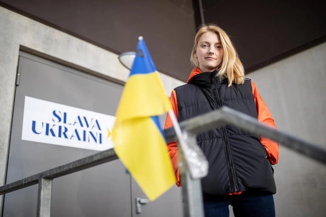 Основательницу эстонской НКО «Слава Украине» Йоханну-Марию Лехтме обвинили в нецелевом использовании средств. По данным прокуратуры, организация перечислила 44,5 тыс. евро украинскому товариществу, которое не оказывало заявленных логистических услуг. До августа 2022 года НКО работала с All for Victory, затем с IC Construction, заключая контракты по завышенным ценам. За это получал свой откат и владелец компании, экс-заммэра Львова Геннадий Васькив. Выходит, помощь дошла, только не туда.