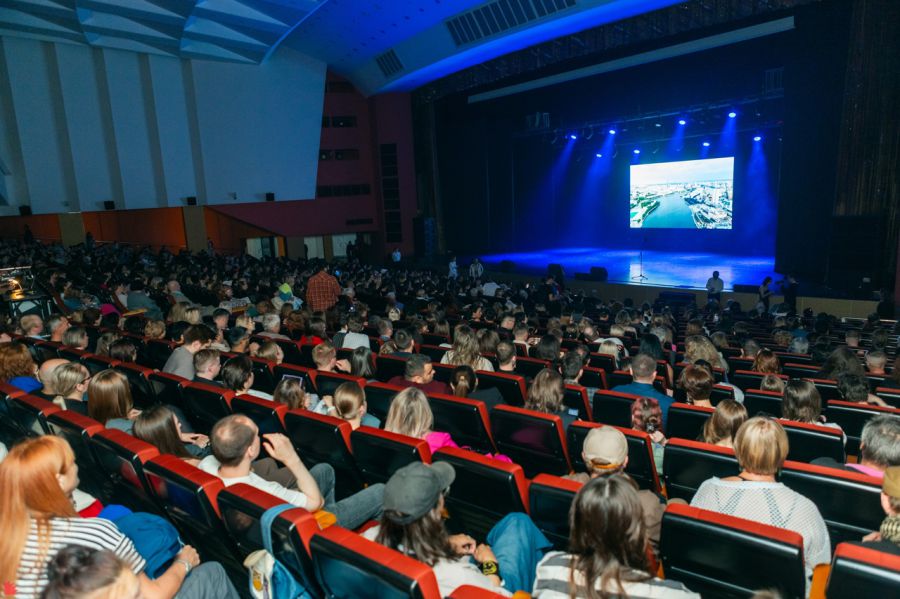 В Екатеринбурге с 25 по 30 сентября пройдет IV Международный кинофестиваль дебютных фильмов Евразийского континента Одна шестая Ожидается более двух десятков картин как игровых так и документальных снятых режиссерами дебютантами из России и зарубежья Главная тема фестиваля в этом году искусственный интеллект в кинопроизводстве В конкурсную программу войдут фильмы созданные в период с 2023 по 2025 годы Подробнее читайте на сайте Областной газеты официальная группа кинофестиваля Одна шестая в соцсети ВКонтакте Подписаться на ОГ Прислать новость Поддержать канал