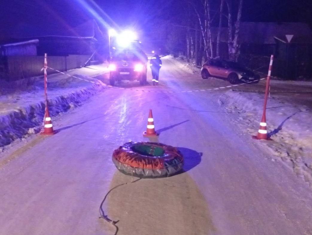 Две девушки на тюбинге погибли после столкновения с автомобилем под Новгородом сообщили в УМВД России по Новгородской области Тюбинг был привязан к машине которой управлял молодой человек В нём находились две девушки Во время буксировки тюбинг столкнулся с двигающимся по встречке автомобилем Обе пострадавшие скончались на месте Личности девушек и обстоятельства произошедшего устанавливают РЕН ТВ в Telegram в MAX