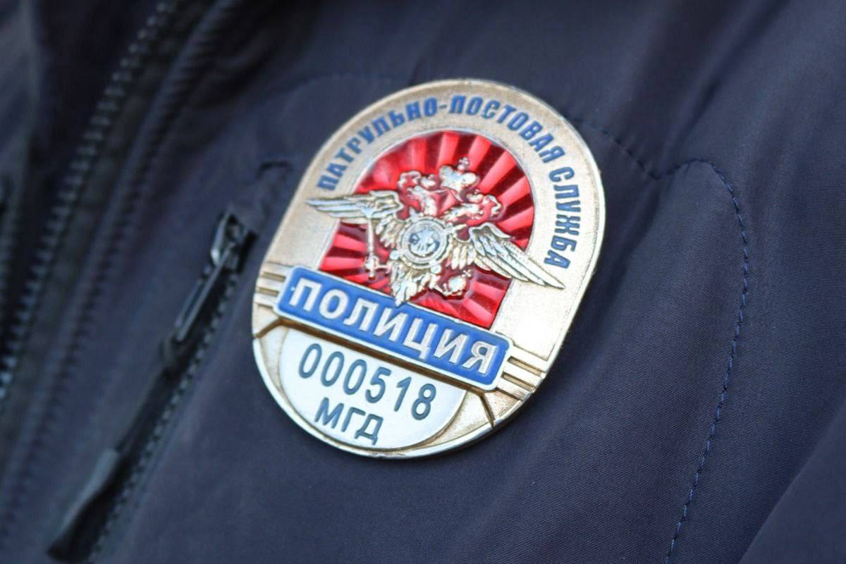 В Магадане участковым полиции установлен местный житель, угрожавший убийством соседке по общежитию   ‍  Участковым уполномоченным Отдела МВД России по г. Магадану установлен ранее судимый 41-летний местный житель, угрожавший убийством 51-летней соседке по общежитию. Будучи в нетрезвом виде он нанес ей телесные повреждения на общей кухне в доме на улице Билибина, после чего стал душить.   Дознавателем возбуждено уголовное дело по признакам преступления, предусмотренного ч. 1 ст. 119 УК РФ  угроза убийством или причинением тяжкого вреда здоровью . Максимальная санкция – лишение свободы на срок до двух лет.    Сотрудниками отдела по вопросами миграции городского отдела полиции совместно с участковым уполномоченным выявлен факт фиктивной постановки на учет иностранных граждан. В феврале этого года 46-летний магаданец зарегистрировал 10 граждан ближнего зарубежья в одной из квартир областного центра без намерения предоставлять это помещение для проживания.  Дознавателем возбуждено уголовное дело по признакам преступления, предусмотренного ст. 322.3 УК РФ  фиктивная постановка на учет иностранного гражданина или лица без гражданства по месту пребывания в Российской Федерации . Максимальная санкция – лишение свободы на срок до трех лет.  Всего за минувшие сутки:  ⏺зарегистрировано 143 сообщения о происшествиях и преступлениях;  ⏺в дежурные части за различные правонарушения доставлены девять человек.