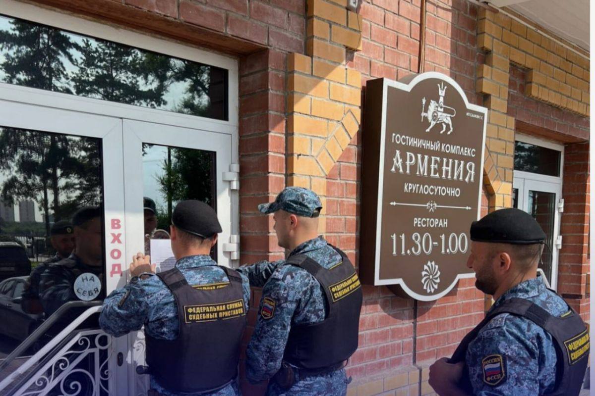 Приставы опечатали помещения ресторана и гостиницы Армения в Благовещенске Сотрудники налоговой службы выяснили что предприниматель проводил расчеты с использованием электронных средств платежа но не применял контрольно кассовую технику Судебные приставы возбудили исполнительное производство Собственнику разъяснили что к нему могут применить меры административного характера в случае неисполнения решения суда ampravda