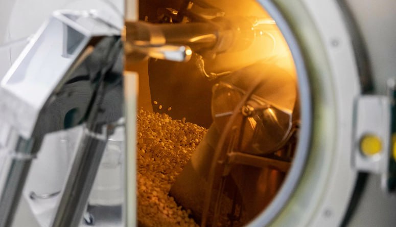 Фармкомпании просят не ужесточать требования к глубине локализации синтеза АФС Российские фармпроизводители предупреждают слишком жесткие требования к локализации активных фармацевтических субстанций АФС могут обернуться парадоксом Формально цель государства лекарственный суверенитет и полный цикл производства стратегически значимых препаратов в ЕАЭС На практике же часть сложных молекул рискует так и остаться импортной а отдельные препараты не появиться в отечественном производстве вовсе Ассоциация Лекмедобращение объединяющая производителей лекарств и медизделий направила в Минпромторг второе за осень письмо с критикой проекта методических рекомендаций по оценке технологических процессов производства лекарств Этот документ должен стать основой для применения механизма второй лишний и определения считается ли субстанция действительно локализованной в странах ЕАЭС Правило второй лишний это приоритет для российских и ЕАЭС производителей в госзакупках Если на тендер выходит хотя бы один поставщик препарата локализованного по полному циклу включая производство АФС заявки иностранных поставщиков могут быть отклонены Для стратегически значимых лекарств СЗЛС предполагается более жесткий режим поддержки включая ценовые преференции и приоритет в закупках