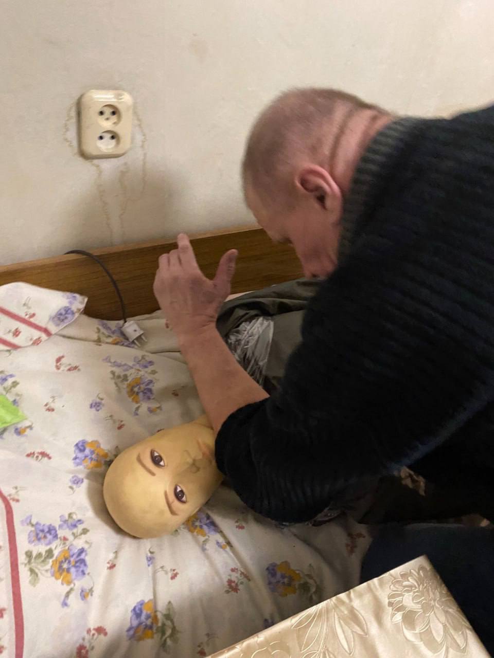 Новосибирец получил 8 лет за убийство матери В Новосибирске 65-летний мужчина признан виновным в убийстве своей матери. Он ухаживал за ней, так как женщина была больна и не могла ходить самостоятельно. Однажды пьяный мужчина поссорился с матерью и задушил её. Суд назначил ему 8 лет лишения свободы в колонии строгого режима. Любить Новосибирск