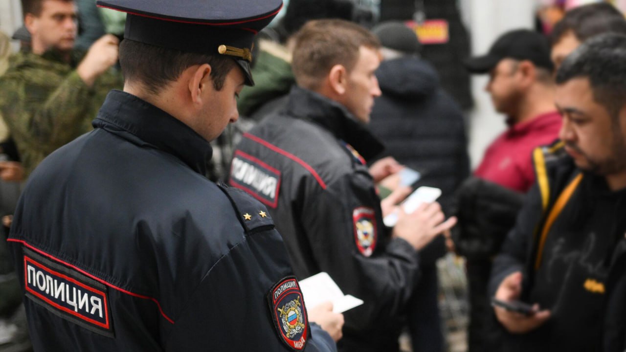 Нелегальных мигрантов прикрывал начальник одного из миграционных пунктов Хабаровского края  В октябре 2024 года начальник миграционного пункта ОМВД России одного из районов края за взятку в размере 40 тысяч рублей проинформировал своего знакомого  иностранного гражданина  о дате и времени рейда по выявлению нелегалов.   В феврале этого года глава ведомства также оштрафовал компанию на 125 тысяч рублей за привлечение к работе нелегальных мигрантов, хотя по закону в таком случае наказание должно быть суровее.  Уголовное дело с утвержденным обвинительным заключением направлено в суд. Сотрудник уволен из органов полиции.     Будь в курсе событий.
