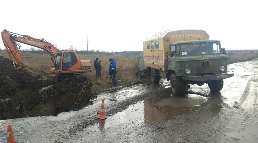 «Лугансквода» с 14 ноября приостановит и сократит подачу воды по магистральным водоводам на Славяносербский и Перевальский округа, а также Алчевск и Брянку. Об этом сообщили на предприятии.  «14 ноября Республиканская сетевая компания проведет отключение двух водозаборов Алчевского управления Луганскводы от электроэнергии для ремонта своих энергетических объектов. По этой причине будет прекращена и сокращена подача воды по магистральным водоводам», — проинформировали в Луганскводе.   Ориентировочно до 14–15 ноября водоснабжение будет полностью приостановлено в поселке городского типа Славяносербск, селах Красный Лиман, Смелое, Долгое, Степовое, а также в частном секторе Зимогорья.   Ориентировочно до 16 ноября подача воды приостановится в Зоринск, Артемовск, поселки Комсомольский, Байрачки, Кипучая и Софиевка, Ломоватка, Анненка, Вергулевка, Сабовка, Новый, Замковка, Селезневка, Дельта, Бугаевка, Горького, Административный, Брикетный и совхоз «Червоный прапор».   На 50% водоснабжение будет ограничено в Брянке и Алмазной, в Перевальске — на 40%. Ориентировочное время возобновления подачи воды — с 16 ноября.   В Алчевск подача воды сократится на 70%. Ориентировочное время восстановления — с 17 ноября.  «На период сокращенного режима водоснабжения на отдельные территории возможно полное отсутствие воды у некоторых потребителей. Время, когда вода начнет появляться в кранах потребителей, будет зависть от места жительства и этажности домостроения», — предупредили в Луганскводе.