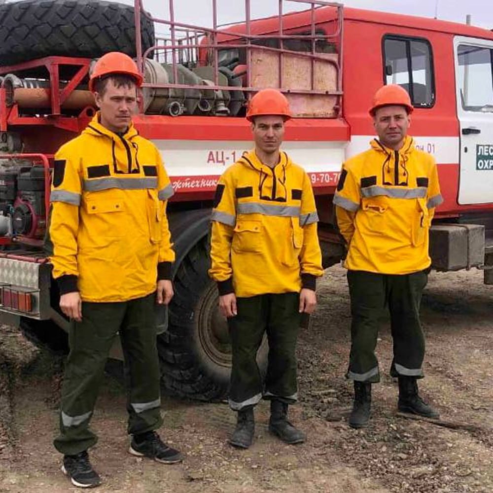 Патрулирование лесов усилили на период майских праздников в Прибайкалье Для предупреждения возгораний на период майских праздников увеличено количество беспилотников, поднимающихся в небо ежедневно. Пожарную обстановку контролируют с помощью 61 беспилотного летательного аппарата российского производства. Специалисты, которые работают с техникой, прошли специальное обучение. Полеты осуществляются в Братском, Боханском, Иркутском, Ольхонском, Усть-Удинском, Осинском, Шелеховском и Качугском районах. В зависимости от классов пожарной опасности в обычные дни мониторинг ведут через пять-семь беспилотников. В майские праздники одновременно задействуют до 30 коптеров. Особое внимание уделено территориям, где лес граничит с садоводствами, а также границе лесного фонда с полями. – Майские праздники – время особого риска, многие жители региона едут на дачи, на природу. В очередной раз хочу напомнить о необходимости соблюдения правил пожарной безопасности: не разводите костры, не сжигайте мусор и сухую растительность, огонь легко может перейти на земли лесного фонда, – сказал министр лесного комплекса региона Павел Кирдяпкин. пресс-служба правительства Иркутской области