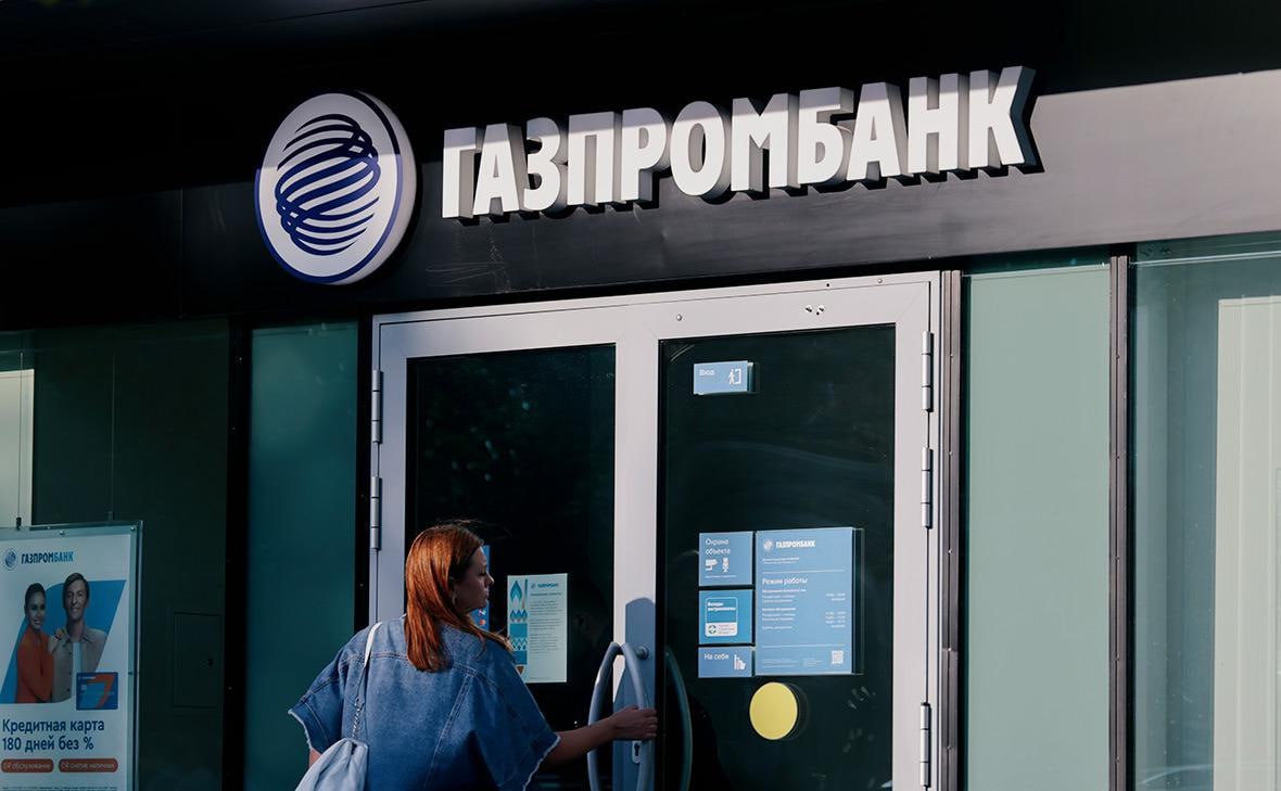 Почему сорвалась сделка с Газпромбанком Участники рынка взыскания, знающие о переговорах структур Газпромбанка с EOS Group, ранее отмечали, что для ГПБ покупка коллектора могла быть инвестиционной портфельной сделкой — активы уходящих из России компаний продаются со значительным дисконтом, а значит, на их перепродаже можно заработать. Кроме этого, на тот момент Газпромбанк не был под санкциями, и это условие могло быть важным для продавца, говорили собеседники РБК. В октябре 2024 года профильная подкомиссия при правительстве ужесточила для иностранцев условия сделок по продаже бизнеса в России. Размер обязательного дисконта к рыночной стоимости реализуемого актива был увеличен с 50 до 60%, а взнос от сделки в российский бюджет поднимался с 15 до 35% от стоимости активов. Новые условия распространялись как на будущие заявления по согласованию сделок, так и на уже поданные, но не рассмотренные подкомиссией.