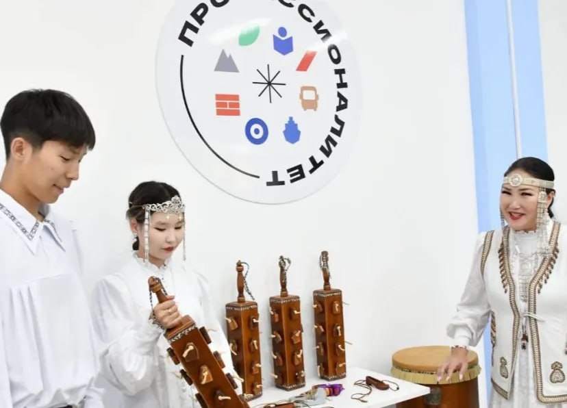 В Якутском педколледже работает кластер в рамках нацпроекта Молодежь и дети В 2024 году колледж стал победителем федерального проекта Профессионалитет и получил грант в размере 60 5 млн рублей на создание образовательного кластера по направлению Педагогика Кроме того в рамках капитального ремонта главного корпуса было направлено 55 млн рублей из которых 54 45 млн составили федеральные средства и 550 тысяч рублей средства республиканского бюджета ulusmedia Читайте нас в MAX