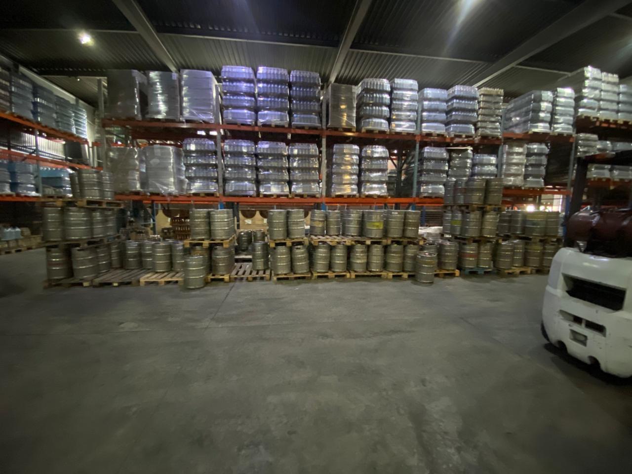 В Новосибирской области изъяли 32 тонны контрафактного алкоголя В Черепаново у местного жителя нашли 32 тонны поддельного алкоголя, который он сбывал по сибирским городам. В гараже хранились более 1,5 тысяч литров водки, коньяка и виски без маркировки, а также 220 литров спиртосодержащей жидкости. На складе в Куйбышеве обнаружили ещё 30 тысяч литров фальсифицированного пива, сидра и пивных напитков без документов и обязательной маркировки. Всё изъято и отправлено на хранение, алкоголь подлежит уничтожению. Устанавливаются соучастники, решается вопрос о возбуждении уголовного дела. Фото: УФСБ НСО Прислать новость