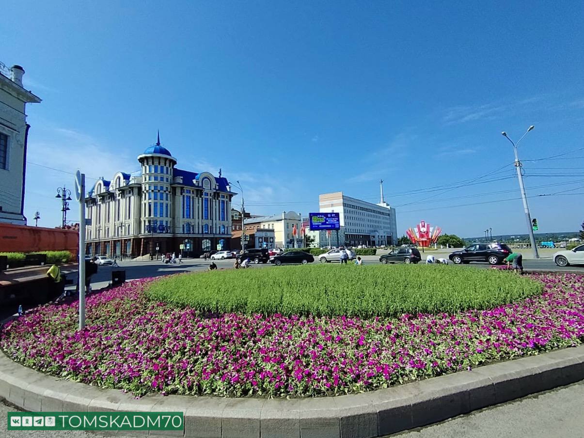 Продолжается высадка цветов в городские клумбы Сегодня рабочие занимаются высадкой цветников у здания БКЗ, на круглой клумбе возле «1000 мелочей». В течение дня будет продолжена высадка цветов на клумбах возле областной администрации. Работы ведет подрядчик городского департамента дорожной деятельности и благоустройства. Напомним, в этом году общая площадь томских цветников составит более 9,5 тысяч кв. м. Кроме этого, на улицах Томска появится 655 элементов вертикального озеленения. Набор цветов традиционный для сибирского климата – петуния, цинерария, сальвия, кохия и другие. Подрядная организация по заданию профильного департамента обеспечивает высадку и последующий уход за растениями – подрезку, замену саженцев, своевременный полив и прочее.