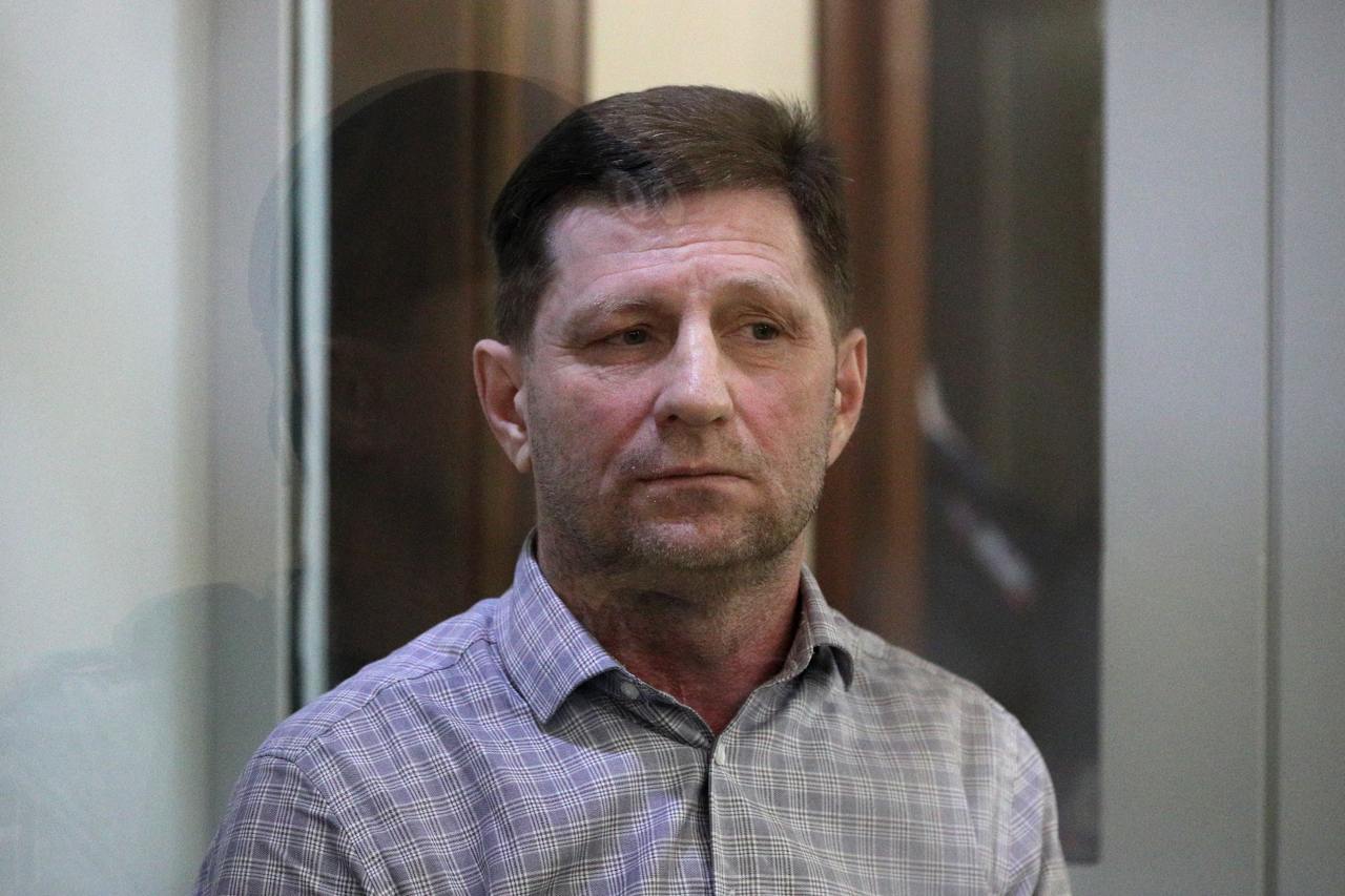 Бывший губернатор Хабаровского края Сергей Фургал подал против телеведущего Иннокентия Шеремета и канала «Соловьев Live» иск о защите чести и достоинства. В заявлении говорится, что Шеремет распространил недостоверные сведения, порочащие честь и достоинства Фургала. Шеремет «неоднократно и без подтверждения доказательствами утверждал о причастности истца к функционированию преступного сообщества «Общак» и совершении им тяжких и особо тяжких преступлений, обвинял в многочисленных убийствах в 90-е годы», рассказали в пресс-службе столичных судов. Фургал считает, что эти высказывания являются оскорбительными и ложными, он требует опубликовать опровержение и взыскать компенсацию морального вреда. В 2023 году бывшего губернатора Хабаровского края признали виновным в двух заказных убийствах, а также в покушении в составе преступной группы и приговорили к 22 годам колонии строгого режима. Фургал вину не признал. Читать РБК в Telegram