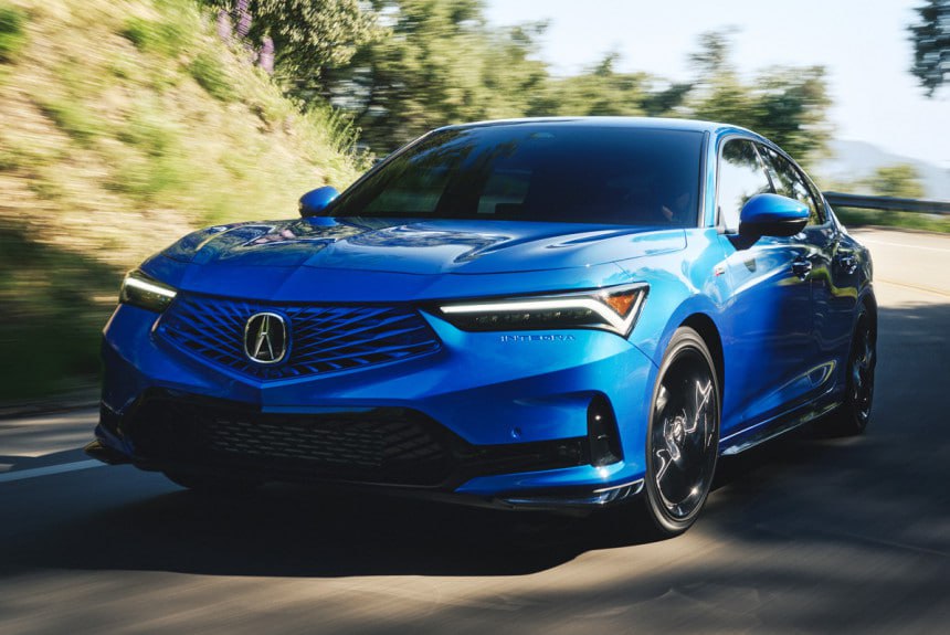Acura представила обновленный лифтбек Integra Главные изменения коснулись версии A-Spec: новый аэродинамический обвес, черные глянцевые пороги и 18-дюймовые колеса. В палитру добавлены три новых цвета кузова: серебристый Solar, синий Double Apex и серый Urban. В салоне появился базовый 9-дюймовый экран медиасистемы с поддержкой беспроводных Apple CarPlay и Android Auto, а также площадка для беспроводной зарядки смартфонов. В версии A-Spec добавлена контурная подсветка. Под капотом 1.5-литровая турбочетверка мощностью 203 л.с. и вариатор, но для A-Spec доступна 6-ступенчатая механика с дифференциалом повышенного трения. Привод — передний, адаптивные амортизаторы — за доплату.