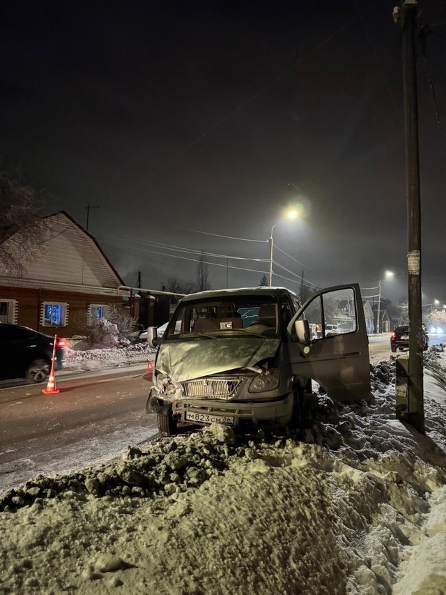 В Омске произошла авария в Ленинском округе: водитель погиб на месте.  Прибывшие на место происшествия сотрудники предварительно установили, что водитель автомобиля «Баргузин», двигался по улице Блусевич. В районе дома № 55, почувствовав резкое ухудшение самочувствия, он столкнулся с автомобилями «Тойота» и «Ховер», после чего съехал в кювет.    В результате ДТП водитель «Баргузина» скончался на месте.   В настоящее время проводится дальнейшая проверка, в рамках которой будут установлены все обстоятельства произошедшего.   : УМВД Омской области  Подписаться Написать в редакцию