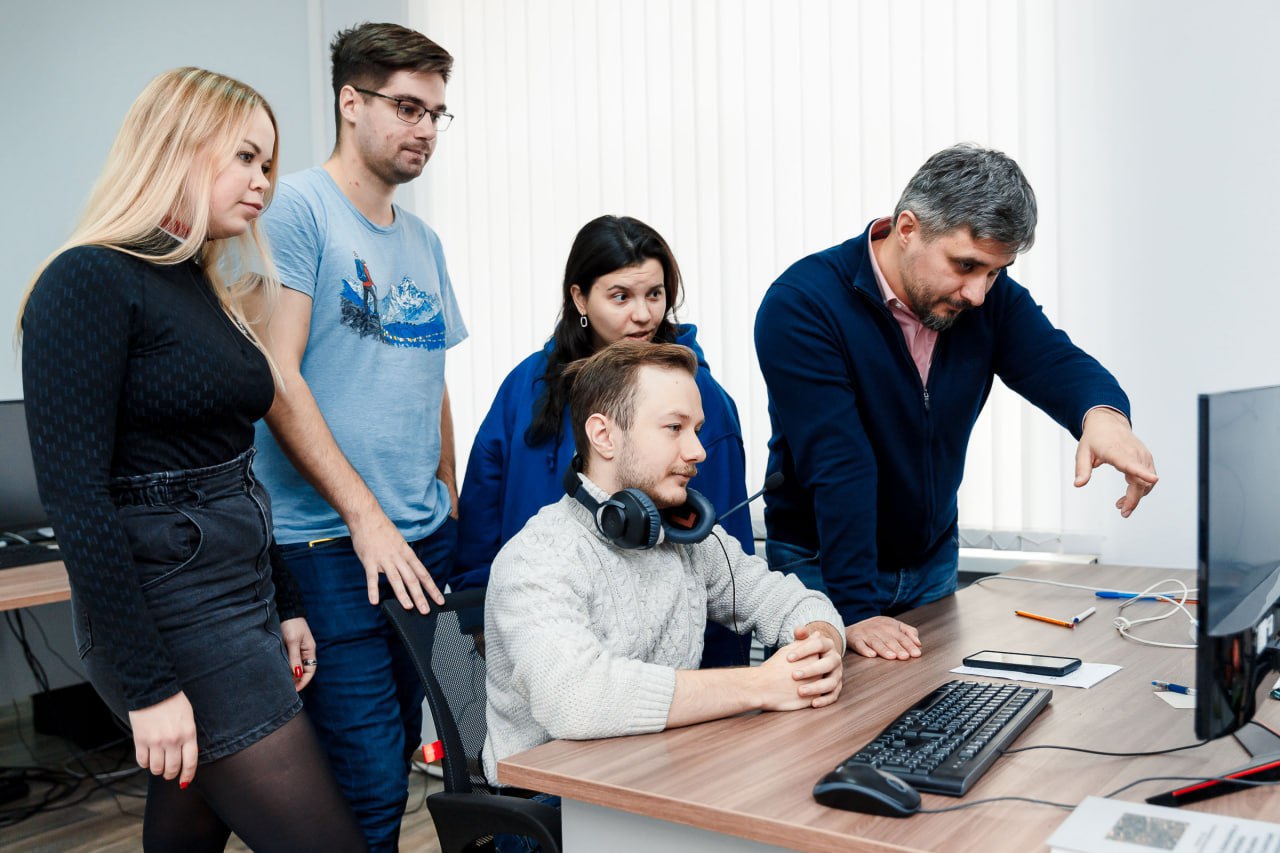 Ученые Самарского университета им. Королёва разработали программный комплекс навигации с искусственным интеллектом и системой стереозрения для беспилотных летательных аппаратов БПЛА . ℹ Разработка, получившая название «Навигатор», позволяет беспилотникам в автономном режиме, без участия человека, следовать по заданным маршрутам, обходя запретные для полета зоны и самостоятельно реагируя на внезапно возникающие впереди препятствия – например, в виде летящих навстречу птиц или БПЛА. Одной из интересных особенностей «Навигатора» стало его «стереозрение» – возможность работы программного комплекса с видеопотоками, одновременно получаемыми с двух видеокамер, разнесенных на некоторое расстояние друг от друга, как глаза у живых существ. Нейросетевая навигационная система создана по инициативе индустриального партнера университета – компании «Транспорт будущего», занимающейся разработкой и производством беспилотных авиасистем. На разработку получено свидетельство о регистрации программы для ЭВМ в Роспатенте. Подробнее - на сайте университета.