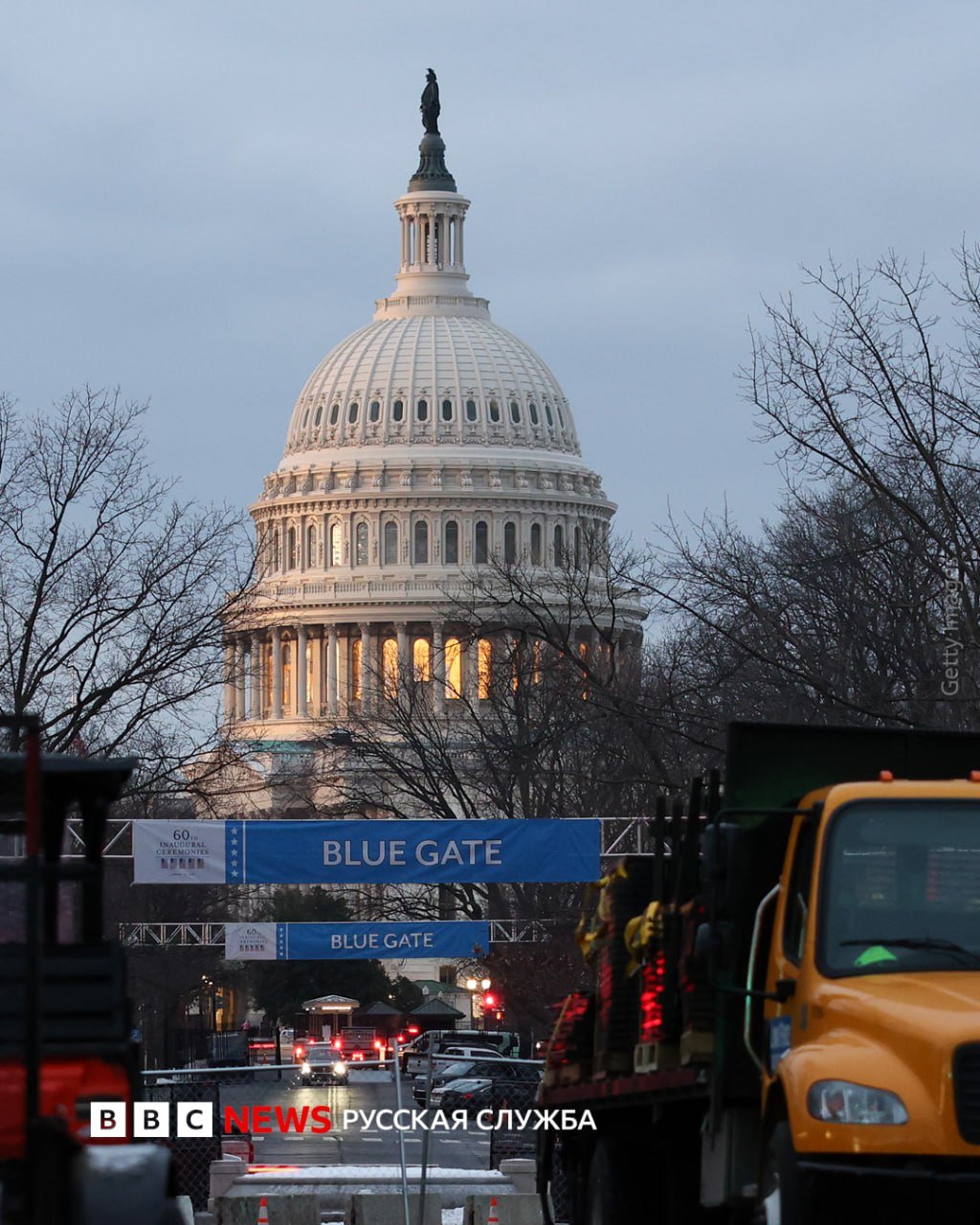 Трамп перенес свою инаугурацию в Ротонду Капитолия из-за холодной погоды  Избранный президент США Дональд Трамп распорядился провести церемонию своей инаугурации в Ротонде Капитолия, а не около здания, как происходит обычно. Это решение принято из-за необычно холодной погоды в Вашингтоне.  Трамп написал в своей соцсети Truth Social, что не хочет подвергать риску переохлаждения своих сторонников, участников инаугурации и тех, кто будет обеспечивать ее безопасность.  Трамп вступает в должность в понедельник, 20 января, около полудня по времени Вашингтона.   «Согласно прогнозу погоды, температура в Вашингтоне с учетом ветро-холодового индекса может достичь рекордно низкой отметки, - пишет Трамп. – Я не хочу, чтобы кто-то пострадал или получил какие-либо».  Трамп также напомнил, что последним президентом США, чья инаугурация состоялась в помещении, был Рональд Рейган: в 1985 году церемонию его вступления в должность также было решено перенести из-за холодной погоды.    Читать нас без VPN можно здесь: bit.ly/bbcrussian