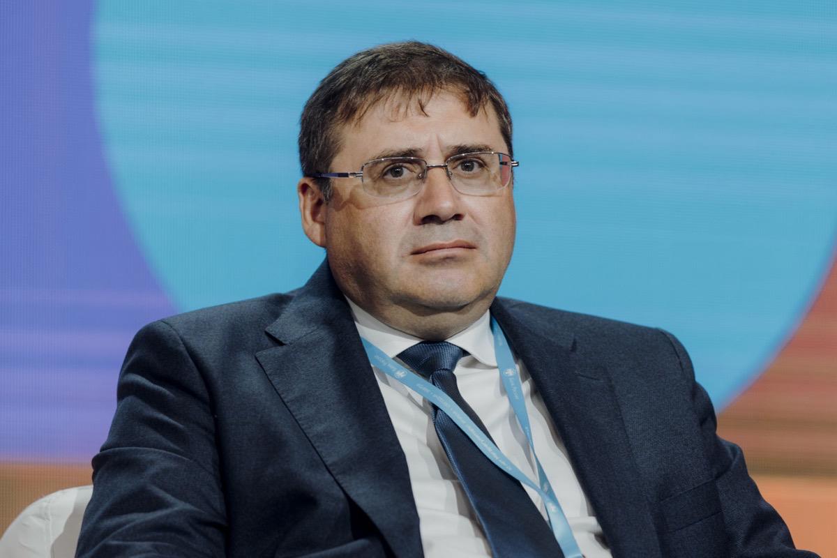 Глава набсовета Мосбиржи спрогнозировал двузначную ключевую ставку на несколько лет Снижение ключевой ставки вероятно станет носить очень постепенный характер а рынок будет жить при двузначной ставке еще несколько лет Такой прогноз дал председатель наблюдательного совета Московской биржи Сергей Швецов в рамках XXIII Российского облигационного конгресса CBonds Его слова передает корреспондент РБК Инвестиций Мое мнение исходя из интервью которые дают officials Центрального банка официальные лица ЦБ РБК все таки снижение ставки будет носить очень постепенный характер мы будем жить в двузначной ставке еще несколько лет что в общем то для инвесторов наверное очень интересно сказал Сергей Швецов По словам Швецова в следующем году рынок облигаций может вырасти на 20 и значительная часть денег хранящихся сейчас на вкладах в банках может быть перенаправлена на этот рынок По какой причине так произойдет и какой главный риск стоит учитывать инвесторам   www rbc ru quote news article 6932d0db9a79479c1edcfaa9 Подписаться на Сам ты инвестор