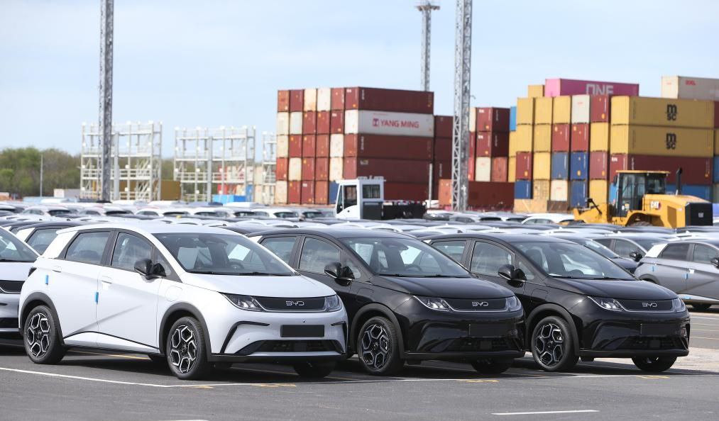 BYD нашла способ избежать тарифов ЕС Компания BYD начала поставки автомобилей в Европу со своего завода в Таиланде Почти 900 единиц BYD Dolphin отправились в Германию Бельгию и Великобританию Годовая производственная мощность завода составляет 150 000 авто CKD метод крупноузловой сборки при котором автомобиль из ключевых деталей собирается в стране назначения Автопроизводители используют комплекты CKD для снижения импортных пошлин и поддержки местного производства В июле тайский завод достиг отметки в 90 000 поставок спустя год после ввода в эксплуатацию Первый экспорт тайских моделей Dolphin в Европу ещё один шаг в стратегии глобализации BYD С января по июль 2025 года компания BYD продала за рубежом 545 003 электромобиля Это на 133 5 больше чем за аналогичный период прошлого года Прислать новость EVforum Чат BYD evНовости