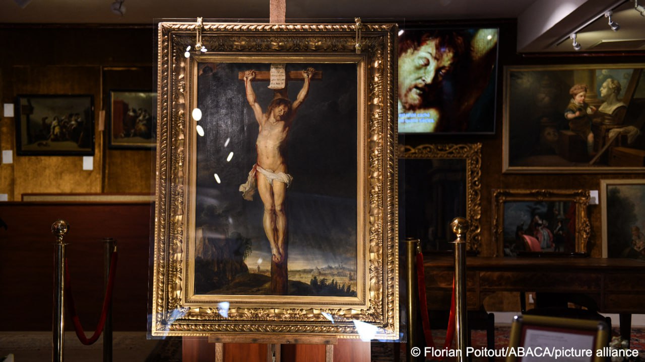 Шедевр Рубенса пропавший четыре века назад продан на аукционе в Париже за 2 94 млн евро Картина Христос на кресте созданная известным европейским мастером барокко Питером Паулем Рубенсом в начале XVII века считалась утраченной с 1613 года Ее обнаружили случайно в частном доме в Париже в 2024 году когда дом готовили к продаже Размеры картины 73 5 на 105 5 сантиметра Внезапно найденная работа потрясла мир искусства и привлекла внимание международных коллекционеров музеев и историков отмечает агентство dpa Рубенс родился в 1577 году в городе Зиген немецкой земли Северный Рейн Вестфалия в семье голландских беженцев Он вырос в Кельне после чего его семья вернулась в Антверпен dwglavnoe