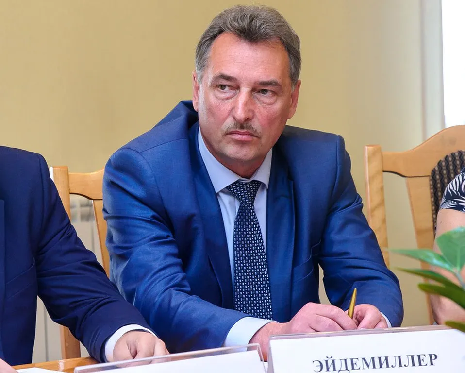 Советскому району назначили нового руководителя 8 апреля последний рабочий день главы района Елены Ланиной Она покидает пост по собственному желанию Исполняющим обязанности руководителя стал первый заместитель Ланиной Александр Эйдемиллер Об этом ТВК сообщили в пресс службе администрации Советского района Фото Радио Зеленый город Читать нас можно и в MAX