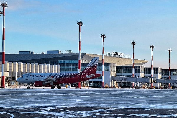 Аэропорт Красноярск планирует обслужить более 4 млн человек по итогам года  Международный аэропорт Красноярск им. Д. А. Хворостовского подвел итоги работы за ноябрь и осенний период 2024 года. Пассажиропоток готов к преодолению исторической отметки в 4 миллиона человек по итогам года. Об этом сообщает AVIA.RU.  Ка отмечается в сообщении возудшной гавани, в последнем осеннем месяце 2024 года аэропорт Красноярск обслужил 306 278 пассажиров, что на 6% превышает показатель ноября 2023 года – тогда пассажиропоток составил 288 916 человек.  За три осенних месяца этого года пассажиропоток составил 1 054 003 пассажиров, что на 8% превышает пассажиропоток осени прошлого года  975 896 человек .  aviaru.net/n278425