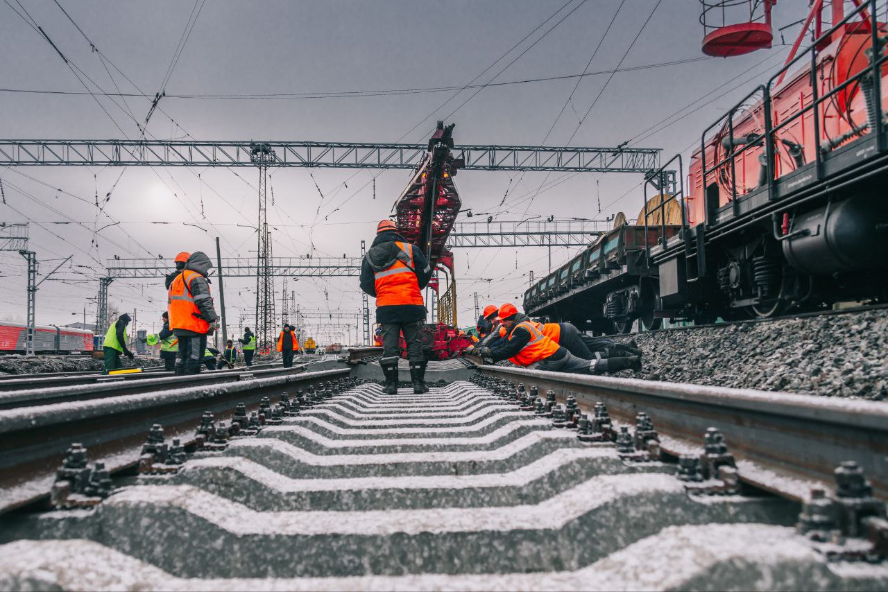 300 км пути обновили на ВСЖД в рамках ремонтной кампании 2025 года Основной фронт работ на главном ходу Транссибирской магистрали где наиболее интенсивное движение поездов и большая весовая нагрузка на колею Ремонт пути проводим ежегодно Это позволяет повысить надежность железнодорожной инфраструктуры и увеличить скорость движения грузовых и пассажирских поездов на обновленных участках