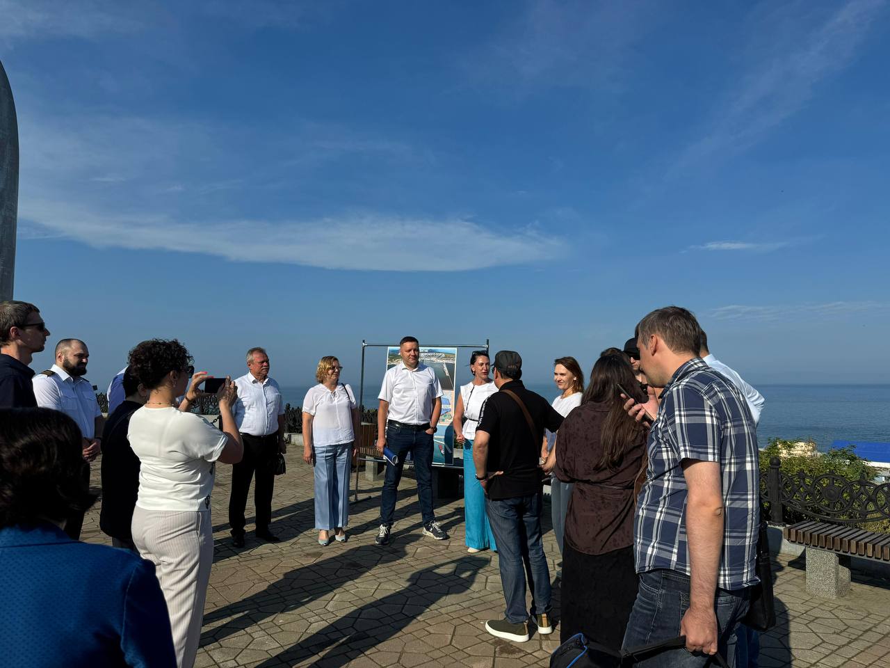 Возможности порта Корсаков презентовали участникам совещания по развитию круизного туризма в ДФО На совещании по развитию круизного направления в регионах Дальнего Востока представители Сахалинской области, Приморского и Камчатского краев рассмотрели готовность порта Корсаков к обслуживанию туристических судов. Вместе с членами рабочей группы Госсовета сегодня мы посетили Корсаков, где осмотрели инфраструктуру порта. Незамерзающий порт Корсаков имеет достаточно хорошие перспективы для развития круизного направления. Уже сейчас он может обеспечить высадку и оформление пассажиров для пропуска через государственную границу. Полноценный прием крупнотоннажных туристических судов будет возможен после завершения работ по углублению дна и реконструкции причальных сооружений, — рассказал министр транспорта и дорожного хозяйства Максим Жоголев. Напомним, что по инициативе губернатора Валерия Лимаренко в порту Корсаков реализуется проект по созданию логистического технопарка, который предусматривает реконструкцию причалов Южного погрузрайона и дноуглубление акватории. Помимо перспектив развития порта Корсаков, участники рабочего совещания обсудили концепцию запуска круизной линии на Дальнем Востоке, возможные логистические связи внутри Сахалинской области и с другими регионами, готовность дорожной сети, железнодорожного и автомобильного транспорта к перевозке туристов.