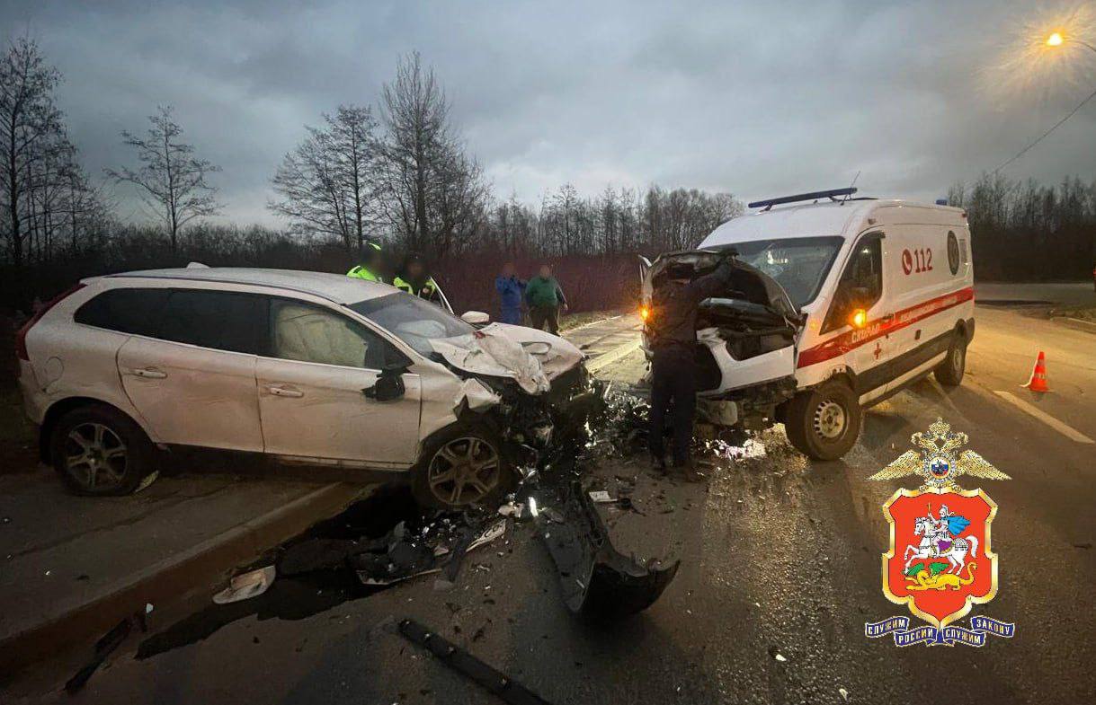 В подмосковном Орехово-Зуеве двое врачей пострадали в ДТП — карета скорой помощи столкнулась с легковушкой. Подробности уточняются.  Фото: ГУ МВД России по Московской области / Telegram