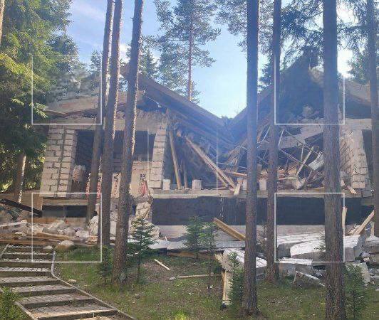 В строящемся доме в деревне Вартемяги рухнуло перекрытие — предварительно, погибли 2 человека На месте работает тяжёлая техника, привлечены 30 спасателей