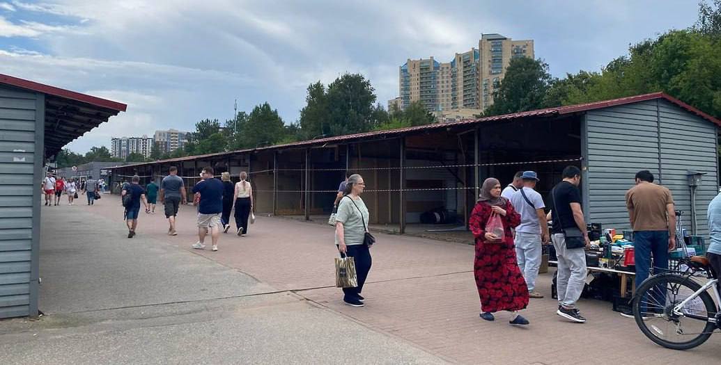 На Уделке начали сносить торговые павильоны. Предварительно, на месте корпусов хотят разместить парковку. Эй, Питер!