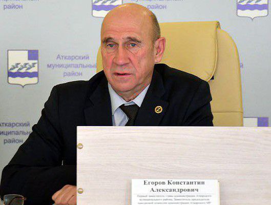 Глава Аткарского района Виктор Елин ушел в отставку его заместитель Константин Егоров временно будет исполнять обязанности Решение об отставке главы района Виктора Елина приняли сегодня депутаты Аткарского муниципального собрания Накануне губернатор Саратовской области Роман Бусаргин направил в районное собрание заявление с предложением отправить главу муниципалитета в отставку в связи с утратой доверия По Уставу района временно исполняющим обязанности главы Аткарского района стал первый заместитель главы администрации Константин Егоров