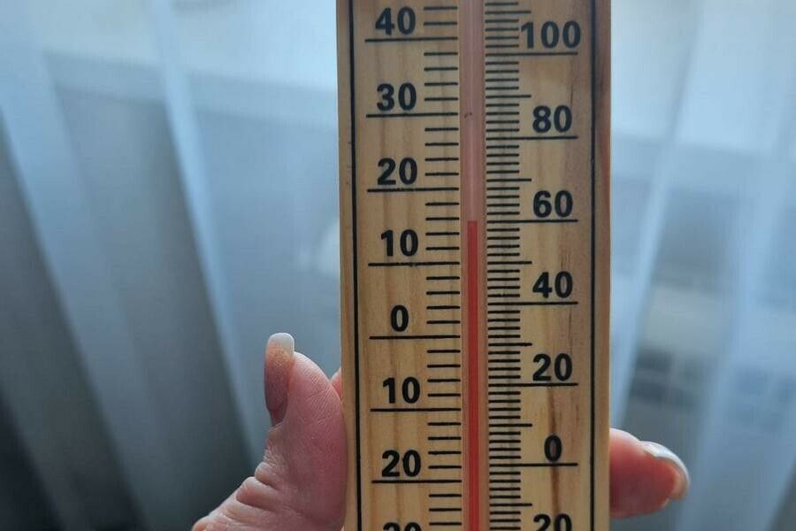 Вчера появилось объявление что тепла не будет благовещенцы мерзнут в своих домах В редакцию Amur life обратились жильцы домов 3 и 5 по Игнатьевскому шоссе которые сообщают о низких температурах в квартирах Люди говорят о том что снижение температуры батарей в разгар отопительного сезона у них происходит не впервые Подробнее здесь