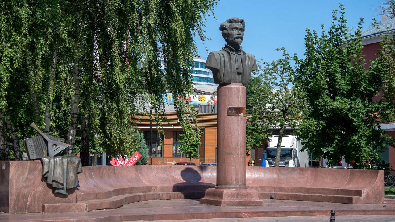 Воронежские власти согласовали митинг за свободу интернета Лидер незарегистрированной партии Рассвет Екатерина Дунцова сообщила что власти Воронежа согласовали митинг против блокировок и ограничений в поддержку свободы слова Собрание пройдет в воскресенье 31 августа в 16 00 у памятника Митрофану Пятницкому в центре города 7 августа Дунцова и Рассвет предложили россиянам акцию против цензуры и отключений интернета поставить символ в конец имени профиля в соцсетях и мессенджерах Уже с 1 сентября в России начинает действовать закон о запрете поиска заведомо экстремистских материалов и получения к ним доступа На фото памятник Митрофану Пятницкому в Воронеже