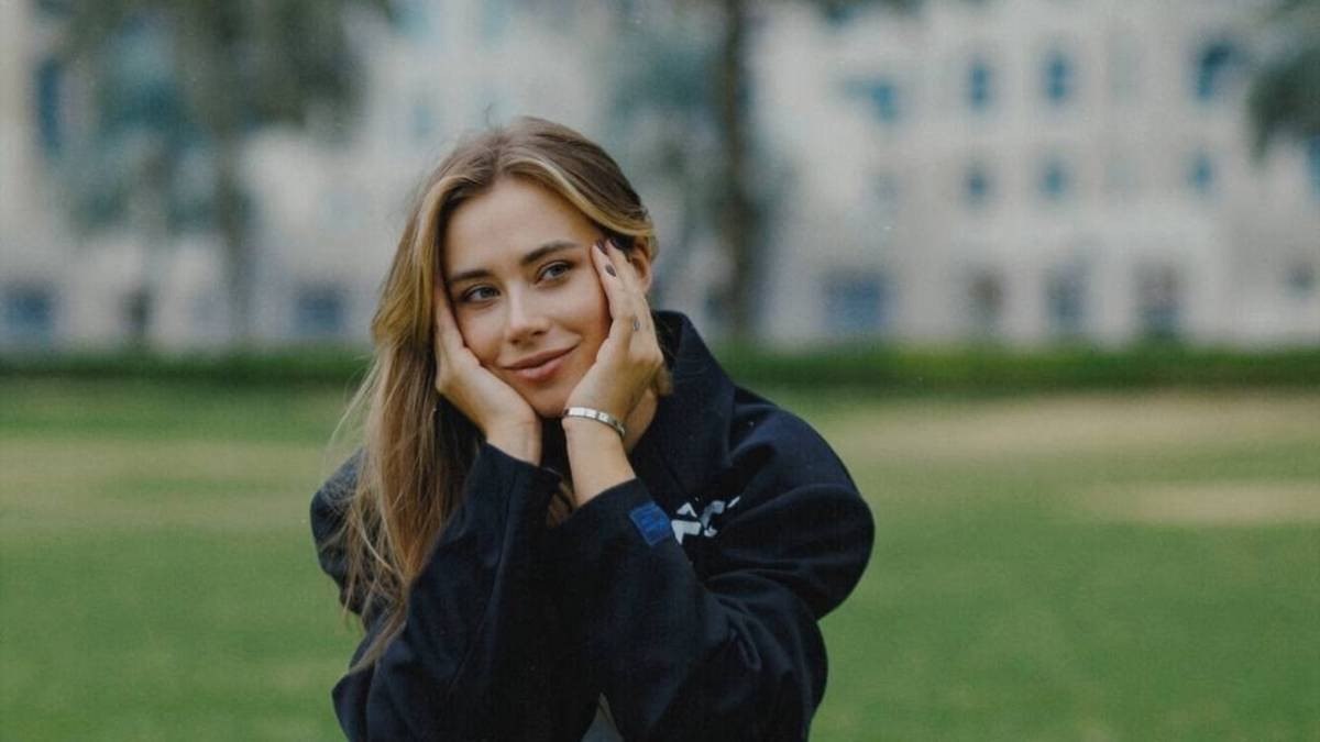 Блогер Александра Митрошина снова задолжала налоговой крупную сумму По данным ФНС, на которые обратил внимание телеграм-канал Baza, сумма заложенности составляет 184 млн рублей. Сейчас Митрошина находится под домашним арестом. Уголовное дело против блогера было возбуждено в марте по статье об отмывании денег в особо крупном размере. По данным следствия, она легализовала 127 млн рублей путем покупки недвижимости в Москве. На суде блогер признала вину и заявила о готовности сотрудничать со следствием. Ее адвокат заявлял, что Митрошина полностью погасила долг перед ФНС