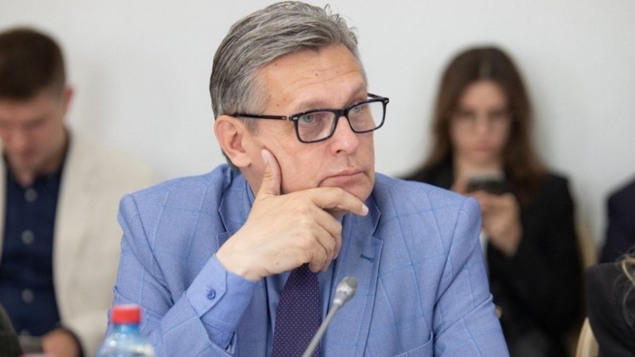 Рифат Сабитов трансформация сферы медиа и коммуникаций оказывает влияние на привычки многих россиян Запуск национального мессенджера назван одним из важнейших событий 2025 года в сфере медиа согласно рейтингу ВЦИОМ Отмечается что российские фильмы и сериалы значительно увеличили долю рынка благодаря поддержке государства и уходу иностранных компаний Комментируя данные ВЦИОМ заместитель генерального директора руководитель регионального департамента ВГТРК Рифат Сабитов подчеркнул значительные перемены в поведении пользователей и развитии медиасферы Сфера медиа и коммуникаций развивается очень динамично Происходят трансформации которые оказывают влияние на привычки многих россиян Те события которые были определены Аналитическим центром ВЦИОМ и экспертами нашего Координационного совета задают векторы развития коммуникаций и медиа на ближайшие годы подчеркнул Сабитов Фото ГТРК Ставрополье Все самые важные новости Telegram MAX