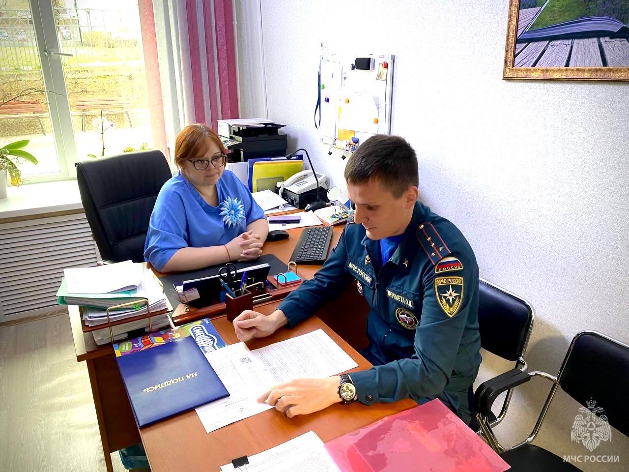 На страже детской безопасности Начальник территориального отделения надзорной деятельности и профилактической работы Макаровского района Олег Шеремета провел обязательный профилактический визит в социально-реабилитационный центр для несовершеннолетних. В ходе мероприятия сотрудник МЧС России проверил: наличие и исправность огнетушителей; работоспособность системы пожарной сигнализации; состояние эвакуационных путей и выходов. Обеспечение пожарной безопасности на объектах, где находятся дети – один из главных приоритетов. Регулярные проверки помогают предотвратить возможные угрозы и обеспечить надежную защиту.