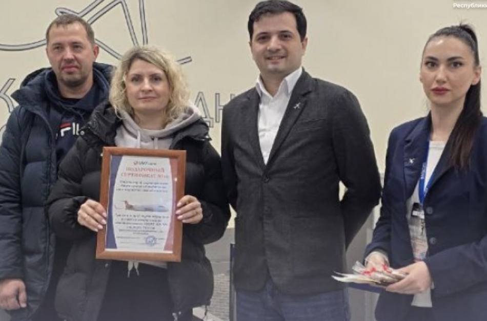 Юбилейный полет прошел нормально Авиакомпания ЮВТ АЭРО перевезла 300 тысячного пассажира в 2025 году по всей маршрутной сети Юбилейной пассажиркой стала жительница Альметьевска Анна Шугина летевшая рейсом RT 536 Нальчик Казань Представители экипажа ЮВТ АЭРО аэропорта Нальчика и Министерства транспорта Кабардино Балкарии поздравили Анну и вручили сертификат на бесплатный перелёт для двоих по любому внутреннему маршруту авиакомпании Подробнее здесь