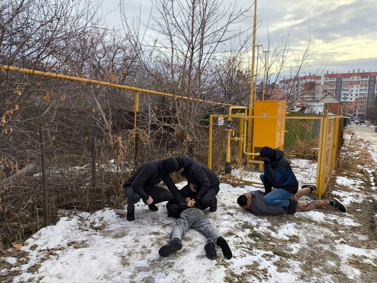 В Челябинске полицейские Управления по контролю за оборотом наркотиков ГУ МВД России по Челябинской области задержали двоих граждан республики Средней Азии 21 года и 28 лет, причастных к сбыту наркотических средств.   При личном досмотре у одного из подельников изъято 14 свертков массой более 5,5 грамма.  Также полицейским удалось определить место шести наркотайников с общим весом более 2 граммов, подготовленных соучастниками и ожидавших наркозависимых покупателей.  Установлено, что задержанные являлись курьерами одного из незаконных интернет-магазинов, один из иностранцев находился на территории РФ с нарушением режима пребывания. При обыске в квартирах подозреваемых сотрудниками полиции обнаружены весы и упаковочный материал.    Возбуждено уголовное дело. После отбытия многолетнего наказания эти граждане будут депортированы.    #мвд74 #ПолицияЮжногоУрала #полиция74 #Челябинск