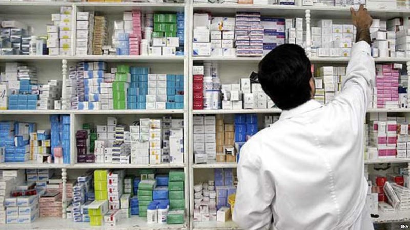 Более 200 аптек наказали в Узбекистане за высокие цены. Более 200 аптек по Республике Узбекистан получили необоснованный доход в размере более 2,5 млрд сумов. Об этом сообщил Комитет по развитию конкуренции и защите прав потребителей по итогам изучения случаев несоблюдения установленных торговых надбавок при продаже лекарственных средств в аптеках через единую информационную систему «Fair tech». По сообщениям, поступившим через систему, в ходе изучений, проведённых с начала 2025 года, было установлено, что в 62 704 случаях в 225 аптеках по продаже лекарственных средств получен необоснованный доход в размере 2,6 млрд сумов. В установленном порядке возбуждено дело, приняты соответствующие меры по возврату средств. В комитете заявили, что продолжают отслеживать цены по всей республике и призвали аптеки придерживаться установленной ценовой политики, а также защищать интересы потребителей. В ведомстве отметили, что автоматически в онлайн-режиме получают сообщения о повышении цен на лекарства.