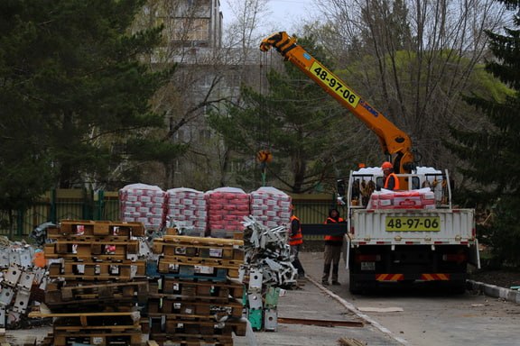 В Новосибирске введён режим повышенной готовности в лицее № 12 из-за трещины на спортивной площадке  Этот шаг был принят с целью предотвращения возможного обрушения и обеспечения безопасности учащихся, преподавателей и жителей близлежащих домов.  В целях защиты территории лицея на месте были организованы дополнительные меры безопасности, включая круглосуточное дежурство охраны. Также проводится оценка состояния строительных конструкций образовательного учреждения.  «Спортивная площадка не используется в учебном процессе, и занятия в лицее будут продолжаться в обычном режиме. Ремонтные работы по восстановлению подпорной стены начнутся после оттаивания грунта, и в будущем площадка получит современное спортивное покрытие», — отметил Рамиль Ахметгареев, начальник департамента образования города.  Специалисты просят жителей, проживающих вблизи лицея, соблюдать осторожность и избегать нахождения рядом с аварийным объектом до завершения всех необходимых мероприятий.