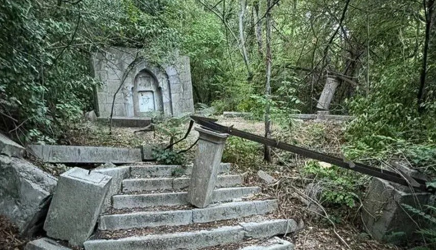 На разрушающийся Ливадийский парк в Крыму выделили 10 млн рублей Средства пойдут на санитарную уборку объекта. При этом вопрос восстановления и реконструкции этой зелёной зоны по-прежнему остаётся открытым. В 2015 году парк-памятник садово-паркового искусства «Ливадийский» получил статус особо охраняемой природной территории регионального значения. На его территории есть растения, занесённые в Красную книгу РФ и Красную книгу Крыма. ForPost