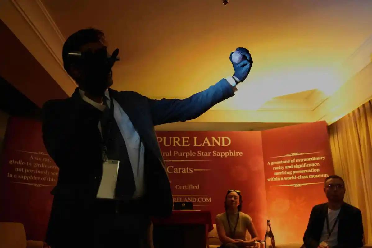 Крупнейший в мире сапфир весом 3 5 тыс карат представили в Шри Ланке Камень получил название Звезда чистой земли он является самым крупным зарегистрированным натуральным фиолетовым звездчатым сапфиром в мире Его вес составляет 3563 карат Предварительная оценка стоимости камня около 300 400 млн Камень был обнаружен в 2023 году в районе города Ратнапура известного как сапфировая столица Шри Ланки Особую ценность сапфиру придаёт редкий оптический эффект шестилучевой астеризм При освещении на отполированной поверхности камня четко проявляется светящаяся звезда Фото AP ФПП новости