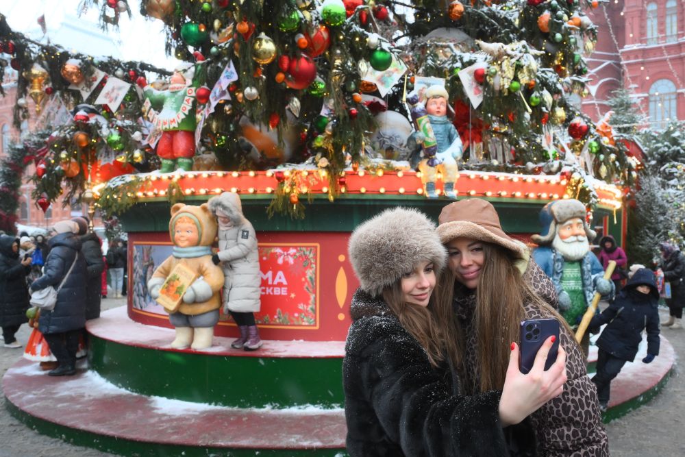 Повторение рекордных 12 дневных новогодних каникул возможно в России через шесть лет в 2032 году Об этом ТАСС рассказала член комитета Госдумы по труду соцполитике и делам ветеранов Светлана Бессараб Она напомнила что правительство ежегодно утверждает производственный календарь на будущий год в конце текущего года При этом депутат отметила что уже сейчас можно сделать вывод о том что в нашу жизнь уверенно входят продолжительные новогодние каникулы И если на 2027 год можно предположить что их продолжительность составит 11 календарных дней с учетом 31 декабря 2026 года то вероятность наиболее продолжительных каникул выпадает на 2032 год когда воскресенье 11 января может стать окончанием 12 дневных новогодних каникул сказала Бессараб Календарь на декабрь январь 2031 2032 годов по расстановке дней совпадает с декабрем январем 2025 2026 годов когда Новый год начался с четверга Фото РИА Новости Подписаться на Российскую газету Читать нас в MAX